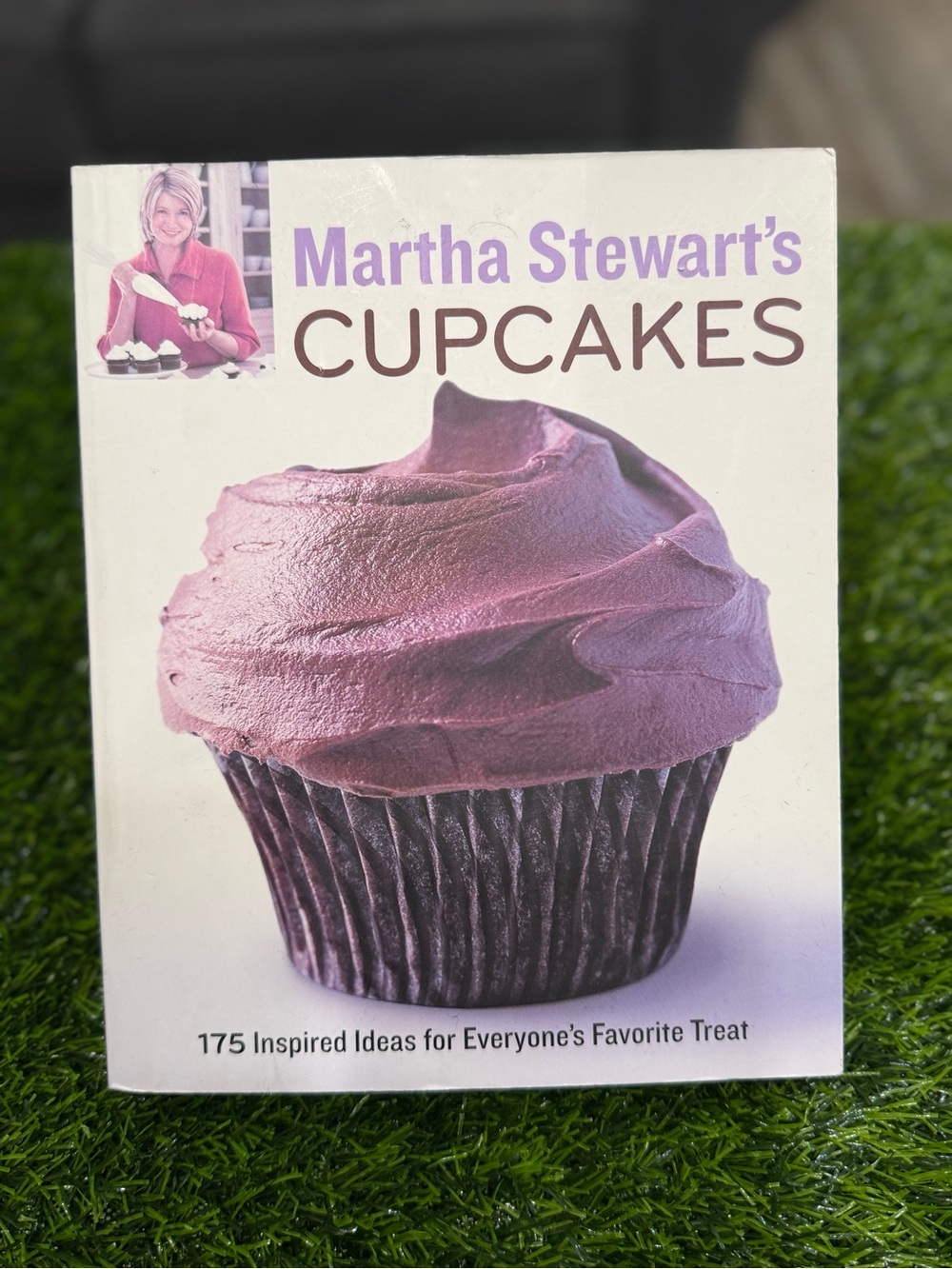 Martha Stewart's Cupcakes:175 Inspired Ideas for Everyone's Favorite Treats 2009
